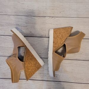 Kenneth Cole Reaction Tan Wedge Sandals